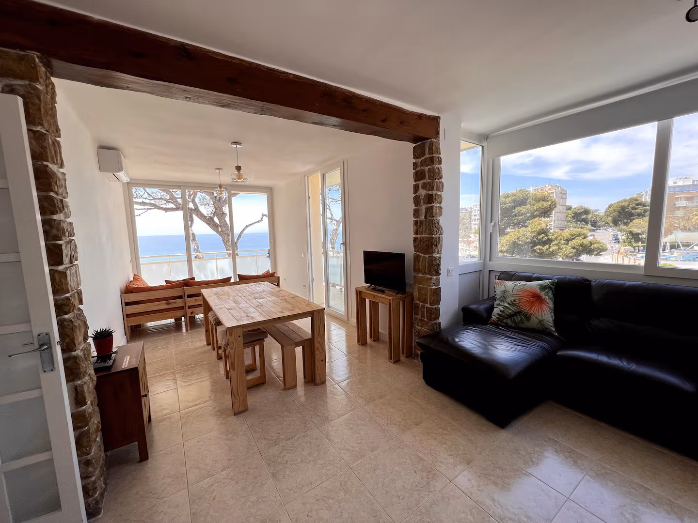 Tree House Salou living room with sea view